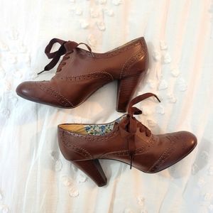 American Eagle women's size 10 brown lace up Oxford style